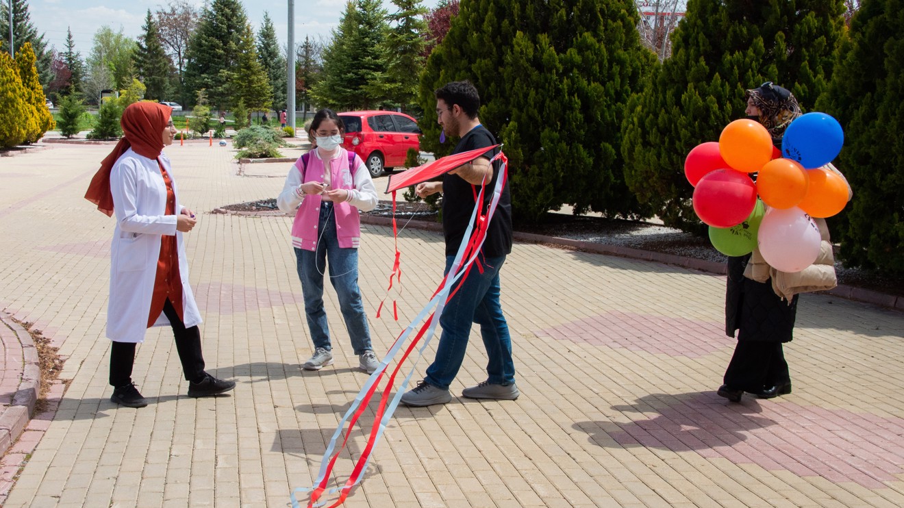 Uçurtmalar, primer immün yetmezliğe dikkat çekmek için gökyüzüyle buluşturuldu